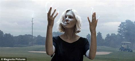 Kirsten Dunst is laid bare in breathtaking scenes from her new。